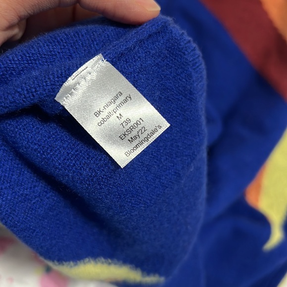 Aqua 100% Cash­mere Col­or­block Pan­el Crew­neck worn by Al­ice Bax­ter - Picture 6 of 6